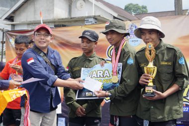 Yarışma komitesi kazananlara ödül veriyor.