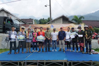 Yarışma komitesi kazananlara ödül veriyor.