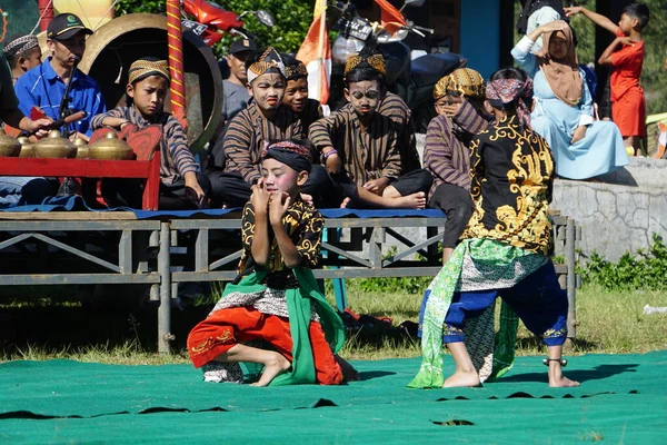 Bambini Che Giocano Alla Danza Tradizionale Indonesiana — Foto Stock