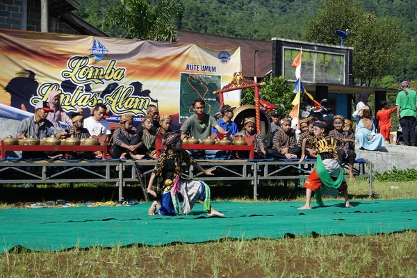 Bambini Che Giocano Alla Danza Tradizionale Indonesiana — Foto Stock