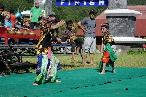 Bambini Che Giocano Alla Danza Tradizionale Indonesiana — Foto Stock