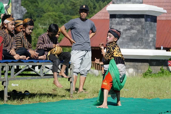 Дети Играют Индонезийский Традиционный Танец — стоковое фото