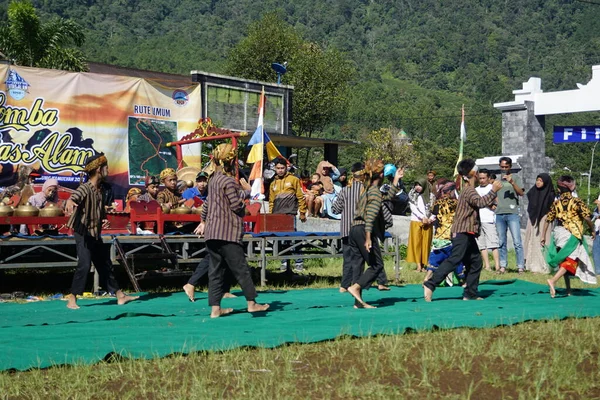 インドネシアの伝統舞踊を演奏する子供たち — ストック写真