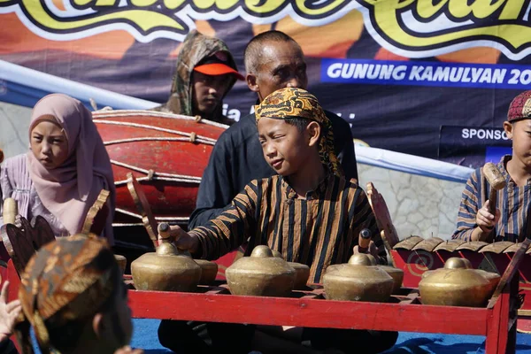 Traditioneller Javanischer Musikinstrumentenspieler Das Gespielte Musikinstrument Wird Kenong Genannt — Stockfoto