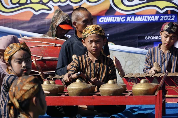 Javanês Tradicional Instrumentista Musical Instrumento Musical Tocado Chamado Kenong — Fotografia de Stock