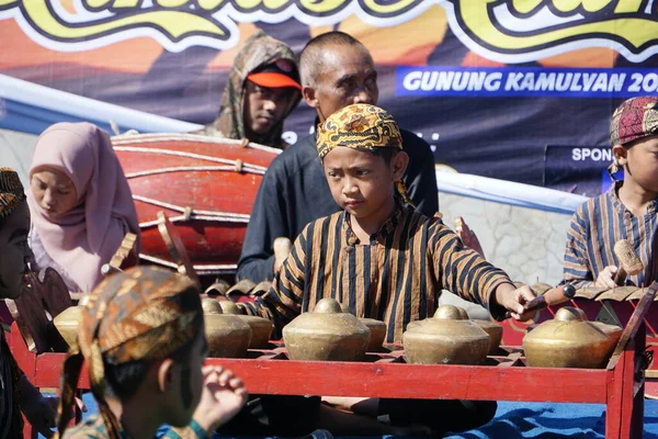 Suonatore Strumenti Musicali Tradizionali Giavanese Strumento Musicale Suonato Chiamato Kenong — Foto Stock