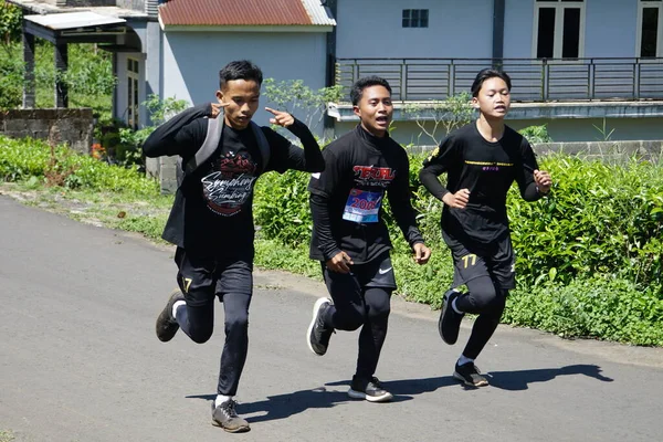 Crosslauf Teilnehmer Laufen Dem Ziel Entgegen — Stockfoto