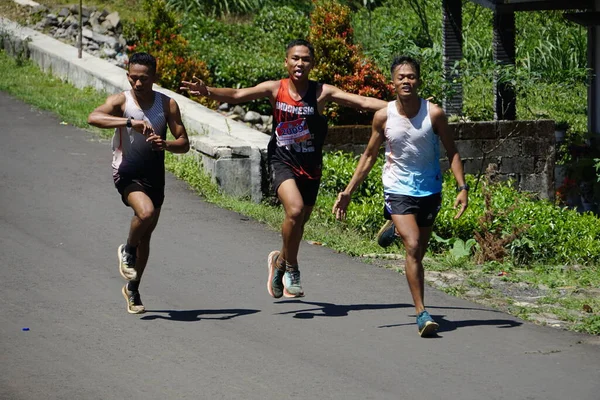 Cross Country Race Participants Running Finish Line — Stock Photo, Image