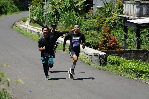 Cross Country Participantes Correndo Para Linha Chegada — Fotografia de Stock