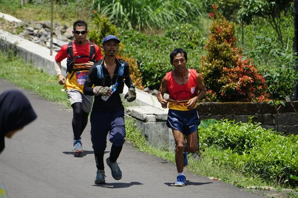 Crosslauf Teilnehmer Laufen Dem Ziel Entgegen — Stockfoto