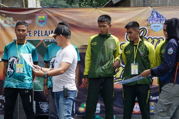 Yarışma komitesi kazananlara ödül veriyor.