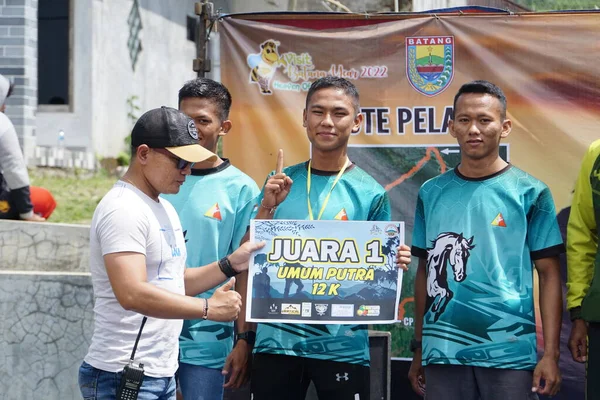 Yarışma komitesi kazananlara ödül veriyor.