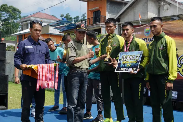 Yarışma komitesi kazananlara ödül veriyor.