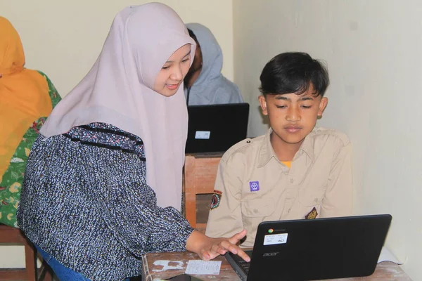 Indonesian Junior High School Students Study Online Using Chromebook Laptops — 图库照片