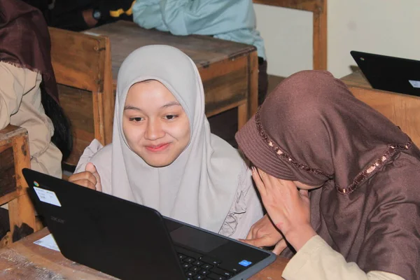 Indonesian Junior High School Students Study Online Using Chromebook Laptops — Stok Foto