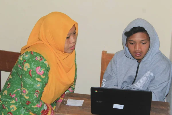 Indonesian Junior High School Students Study Online Using Chromebook Laptops — 图库照片