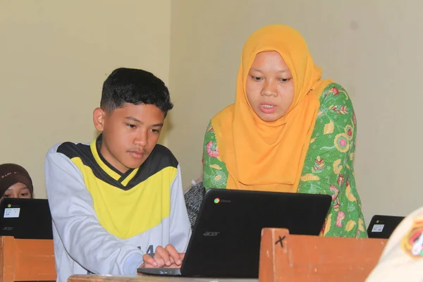 Indonesian Junior High School Students Study Online Using Chromebook Laptops — Stock fotografie