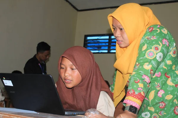 Indonesian Junior High School Students Study Online Using Chromebook Laptops — Photo