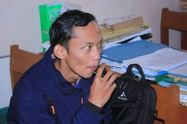 Індонезійський Вчитель Робить Перерву Офісі — стокове фото