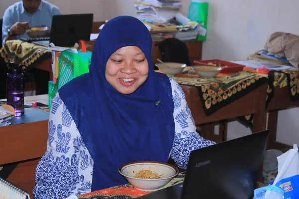 Guru Bahasa Indonesia Sedang Istirahat Kantor — Stok Foto