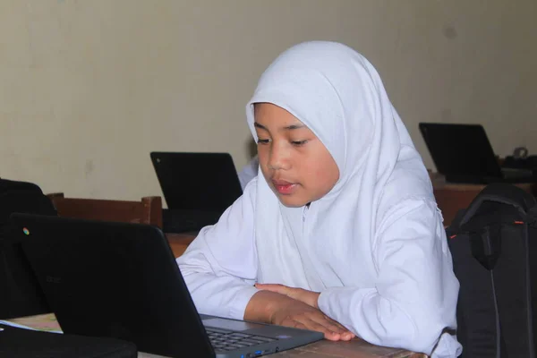 Estudiantes Escuela Primaria Indonesia Estudian Línea Usando Computadoras Portátiles Cromo — Foto de Stock