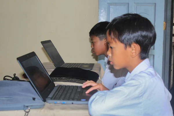 印度尼西亚小学生使用铬笔记本电脑在网上学习 — 图库照片