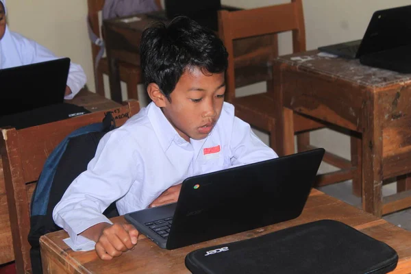 Les Élèves École Primaire Indonésienne Étudient Ligne Aide Ordinateurs Portables — Photo