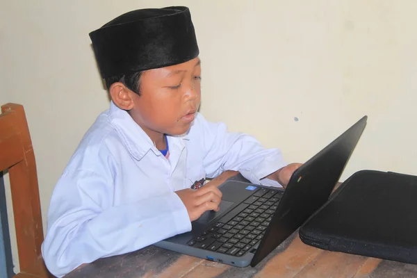Les Élèves École Primaire Indonésienne Étudient Ligne Aide Ordinateurs Portables — Photo