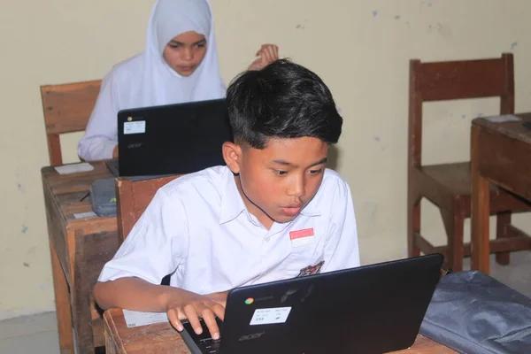 インドネシアの小学生はクロムラップトップを使用してオンラインで勉強します — ストック写真