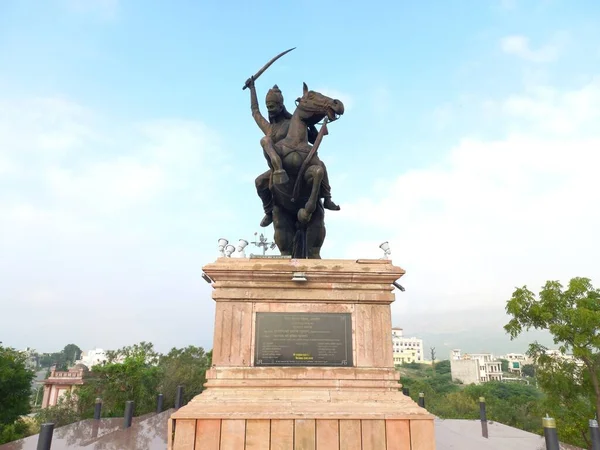 Lakshmibai heykeli Ajmer, Rajasthan, Hindistan 'da bulunmaktadır. 