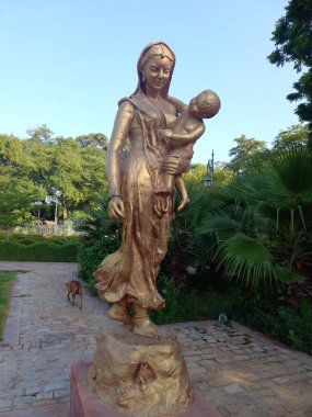 Anne heykeli, anne Hindistan. 