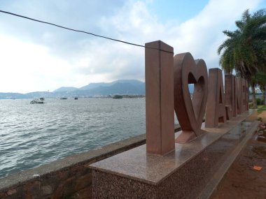 Anasagar Gölü Ajmer, Rajasthan, Hindistan 'da yer almaktadır. 