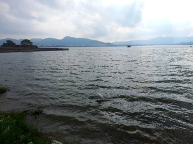 Anasagar Gölü Ajmer, Rajasthan, Hindistan 'da yer almaktadır. 