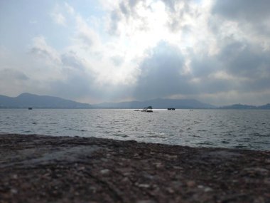 Anasagar Gölü Ajmer, Rajasthan, Hindistan 'da yer almaktadır. 