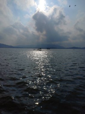 Anasagar Gölü Ajmer, Rajasthan, Hindistan 'da yer almaktadır. 