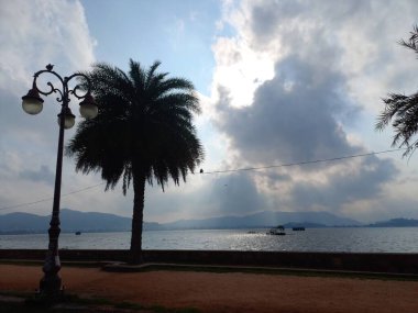 Anasagar Gölü Ajmer, Rajasthan, Hindistan 'da yer almaktadır. 