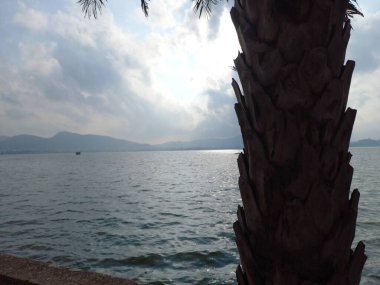 Anasagar Gölü Ajmer, Rajasthan, Hindistan 'da yer almaktadır. 