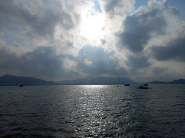 Anasagar Gölü Ajmer, Rajasthan, Hindistan 'da yer almaktadır. 