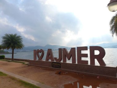 Anasagar Gölü Ajmer, Rajasthan, Hindistan 'da yer almaktadır. 