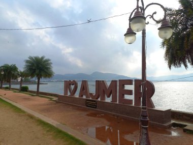 Anasagar Gölü Ajmer, Rajasthan, Hindistan 'da yer almaktadır. 