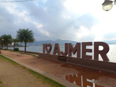 Anasagar Gölü Ajmer, Rajasthan, Hindistan 'da yer almaktadır. 