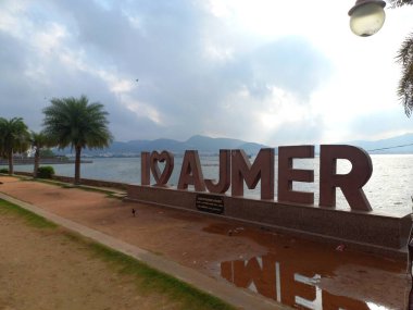 Anasagar Gölü Ajmer, Rajasthan, Hindistan 'da yer almaktadır. 