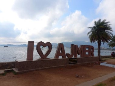 Anasagar Gölü Ajmer, Rajasthan, Hindistan 'da yer almaktadır. 