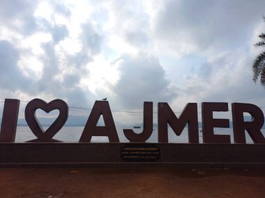 Anasagar Gölü Ajmer, Rajasthan, Hindistan 'da yer almaktadır. 