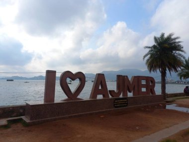 Anasagar Gölü Ajmer, Rajasthan, Hindistan 'da yer almaktadır. 
