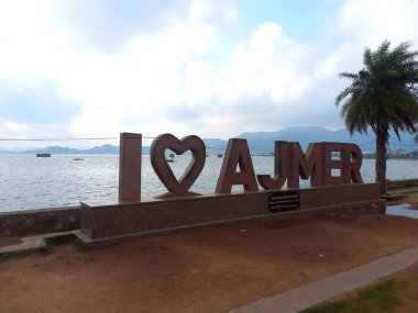 Anasagar Gölü Ajmer, Rajasthan, Hindistan 'da yer almaktadır. 