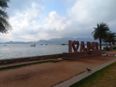 Anasagar Gölü Ajmer, Rajasthan, Hindistan 'da yer almaktadır. 