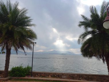 Anasagar Gölü Ajmer, Rajasthan, Hindistan 'da yer almaktadır. 