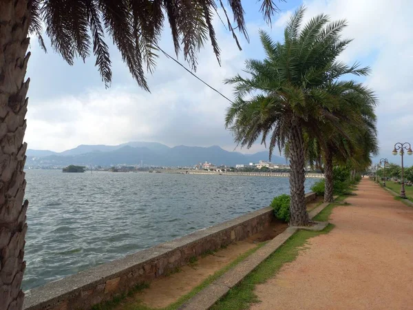 Anasagar Gölü Ajmer, Rajasthan, Hindistan 'da yer almaktadır. 