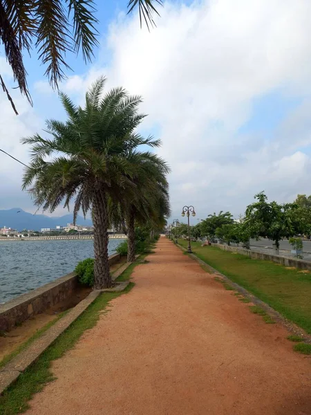 Anasagar Gölü Ajmer, Rajasthan, Hindistan 'da yer almaktadır. 